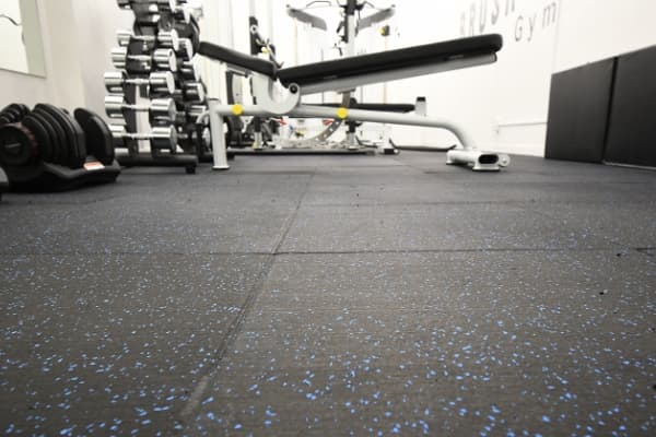 広い工事現場や倉庫内