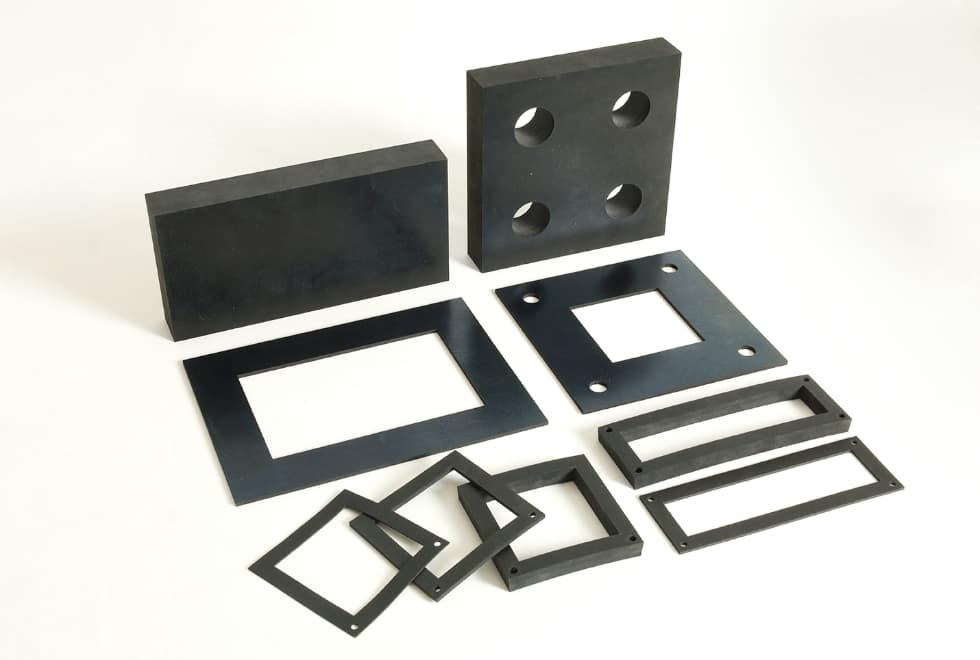 ゴムシートの角型加工品。正方形・長方形・帯状・パッキンなど各種カットサンプルの集合写真。