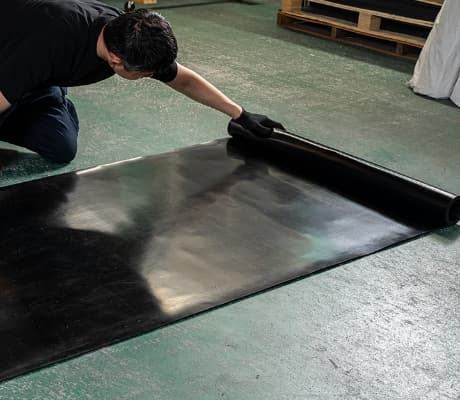 ゴムシートの切り売り作業の様子