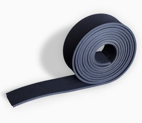 ゴムシートを帯状にカットしたロール製品。細長い長尺ゴムシートタイプ。