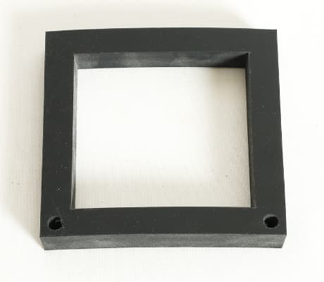 厚いゴムの角型パッキン。正方形の内側を中抜きしたカット品。