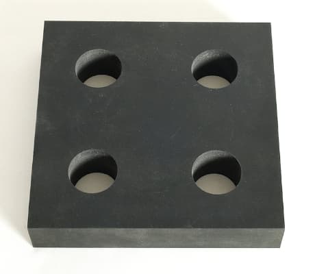 厚いゴムを正方形にカットしたゴムブロック。ボルト穴付き。