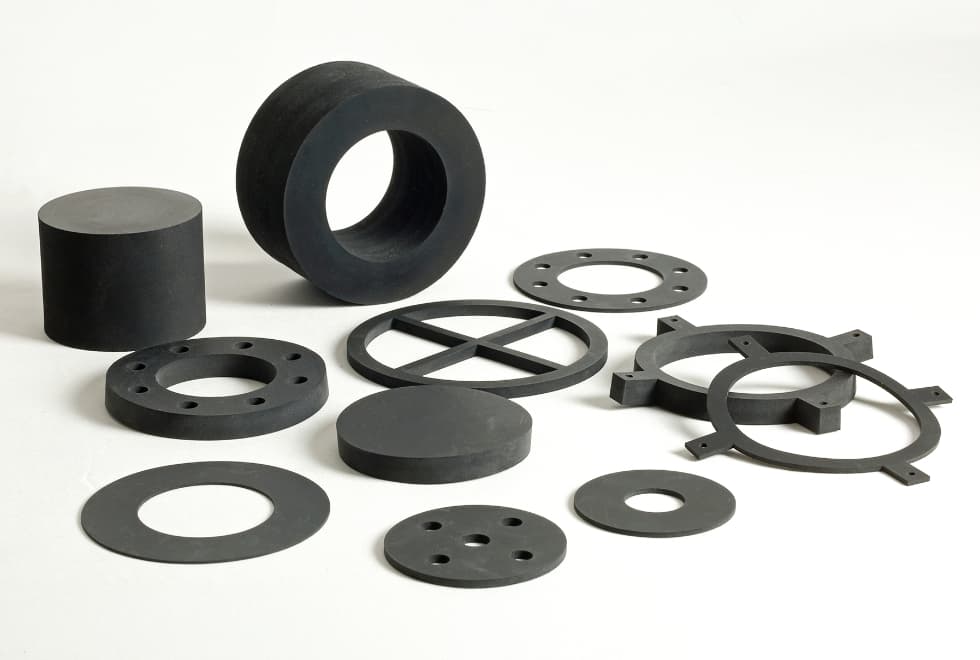 ゴムシートの丸型加工品。円形、ドーナツ形、パッキン、カップリングなど各種カットサンプルの集合写真。