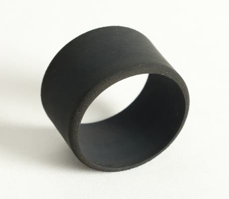 厚手の丸型ゴムブロック。外径と内径の差が小さい難易度が高い製品。