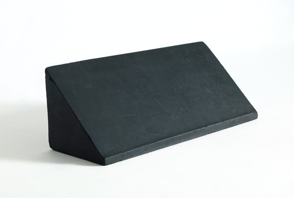 ゴムシートをテーパー形状に加工した特殊ゴム部品。斜めカットの見本サンプル。