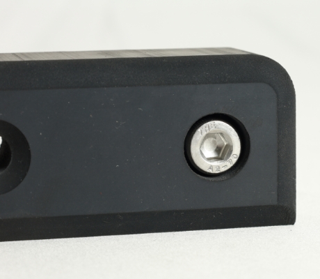 ザグリ穴加工を施しネジを埋め込んだゴム部品。固定用特殊加工サンプル。