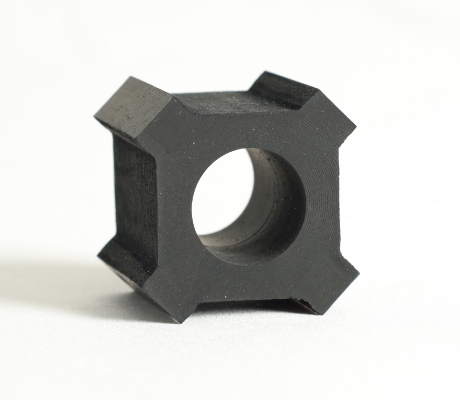 中空構造のゴム部品。精密機器用の防振・保護目的の特殊加工サンプル。