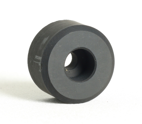 ツバ付きリング形状のゴム部品。密閉や緩衝用途の特殊加工サンプル。