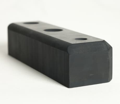 R面取りの角丸ゴムブロック。丸穴付きオプション加工サンプル。