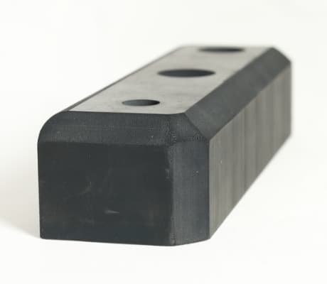 C面取りの角丸ゴムブロック。丸穴付きオプション加工サンプル。