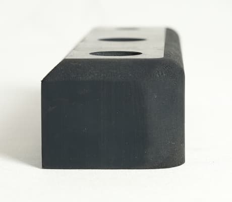 面取り加工を施した長方形ゴムブロック。仕上がり面を整えたサンプル。